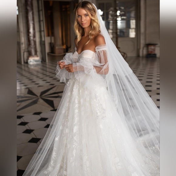 WEDDING DRESS - Picture 8 of 8